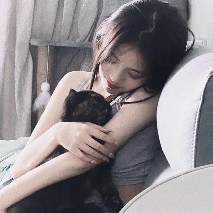 吉丝兰·马克斯韦尔：富淫